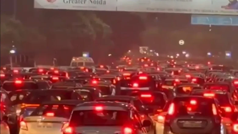 Delhi Noida Flyway Traffic Congestion Worsens Due to Heavy Rainfall and Waterlogging